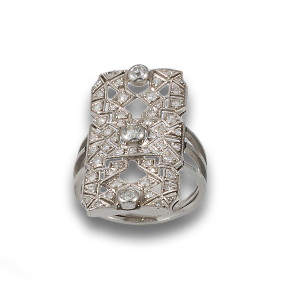 ART DECO AND PLATINUM DIAMOND SHUTTLE RING 铂金装饰艺术梭形戒指，几何元素镶嵌钻石，老式切割，估计重量0.90克拉。