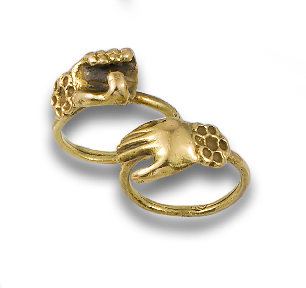 TWO YELLOW GOLD HAND RINGS Ensemble de deux anneaux de main en or jaune 18kt ...&hellip;