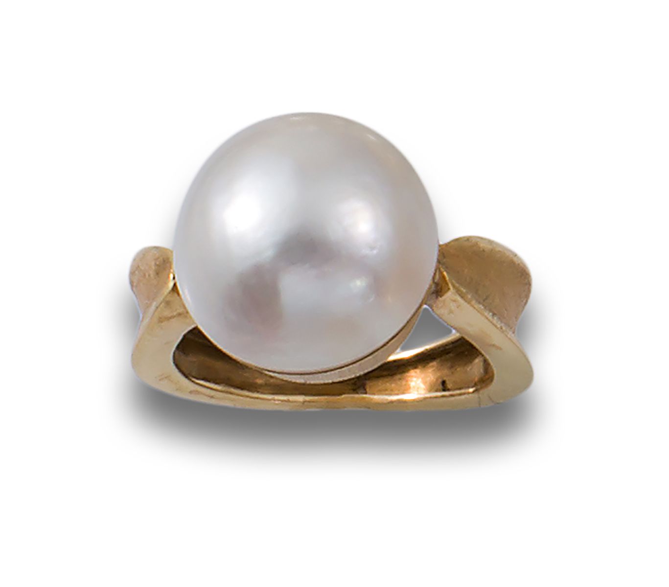 MABÉ PEARL RING, YELLOW GOLD 戒指，20世纪70年代，18K黄金，有一颗直径14毫米的校准马贝珍珠。