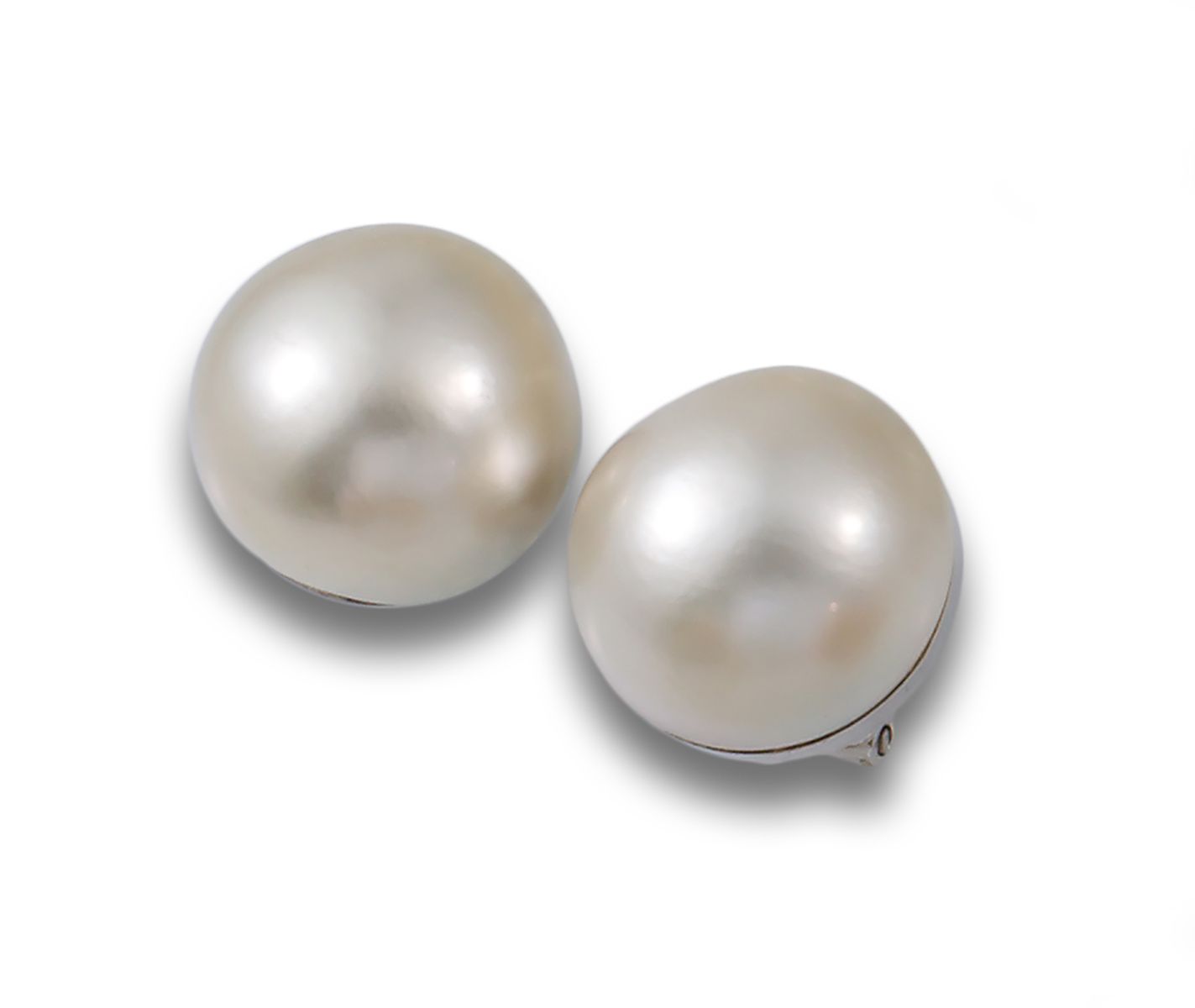 Earrings, 1960s, in 18 kt. White gold. 耳环，1960年代，18K白金，配以直径为17毫米的校准马贝珍珠。