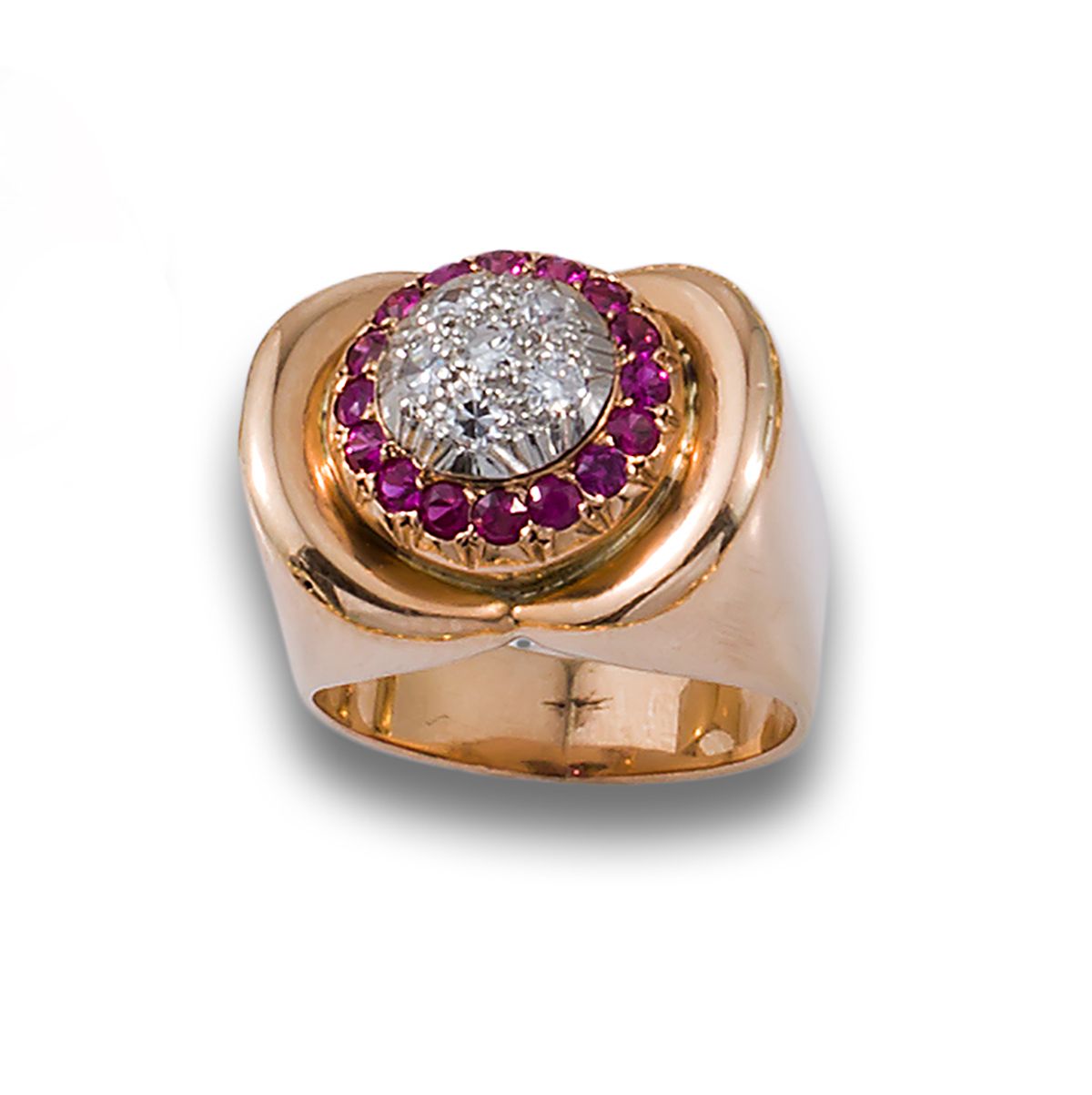 RING, 1940S, IN PINK GOLD AND DIAMONDS 戒指，1940年代，18K玫瑰金材质。中心有一圈明亮式切割的钻石，估计重量为0.3&hellip;