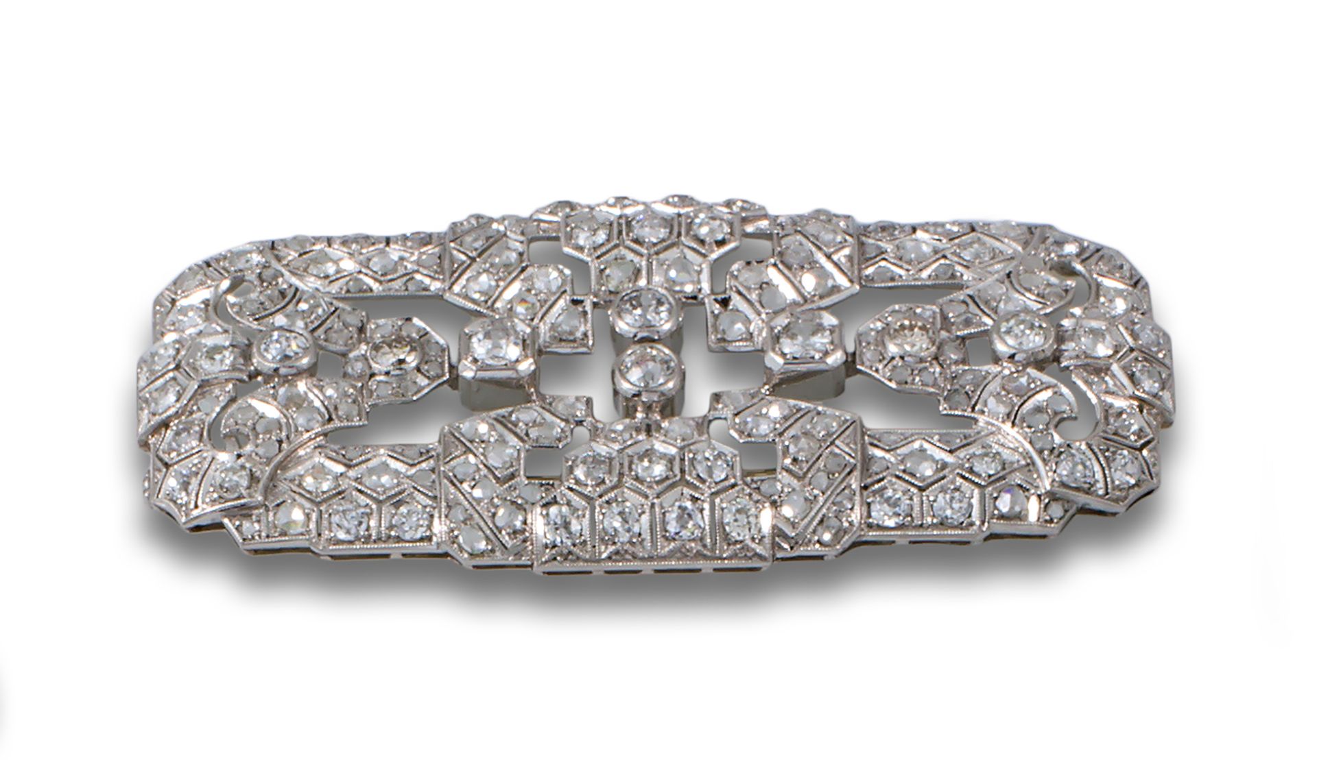 BROCHE ART DECO GOLD DIAMONDS 装饰艺术胸针，18K白金，钻石中心，明亮式切割和仿古，米勒格纹钻石主体 .