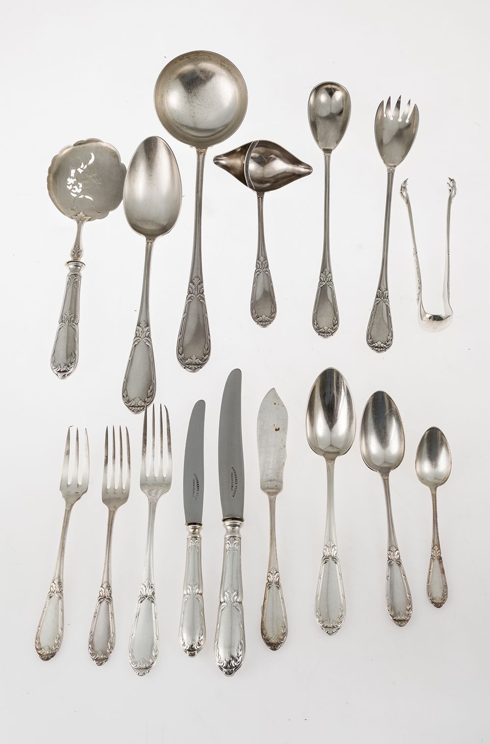 Silver plated metal cutlery 镀银金属餐具，Orbrebrerie Perryn，法国，20世纪上半叶。包括：24把餐叉，24把餐刀，&hellip;