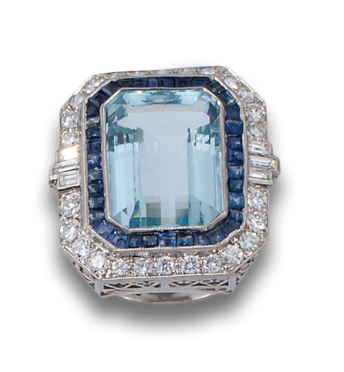 AQUA, SAPPHIRE, DIAMOND, PLATINUM RING 戒指，装饰艺术风格，中央是祖母绿切割的海蓝宝石，估计重量为12.10克拉，边上是校&hellip;