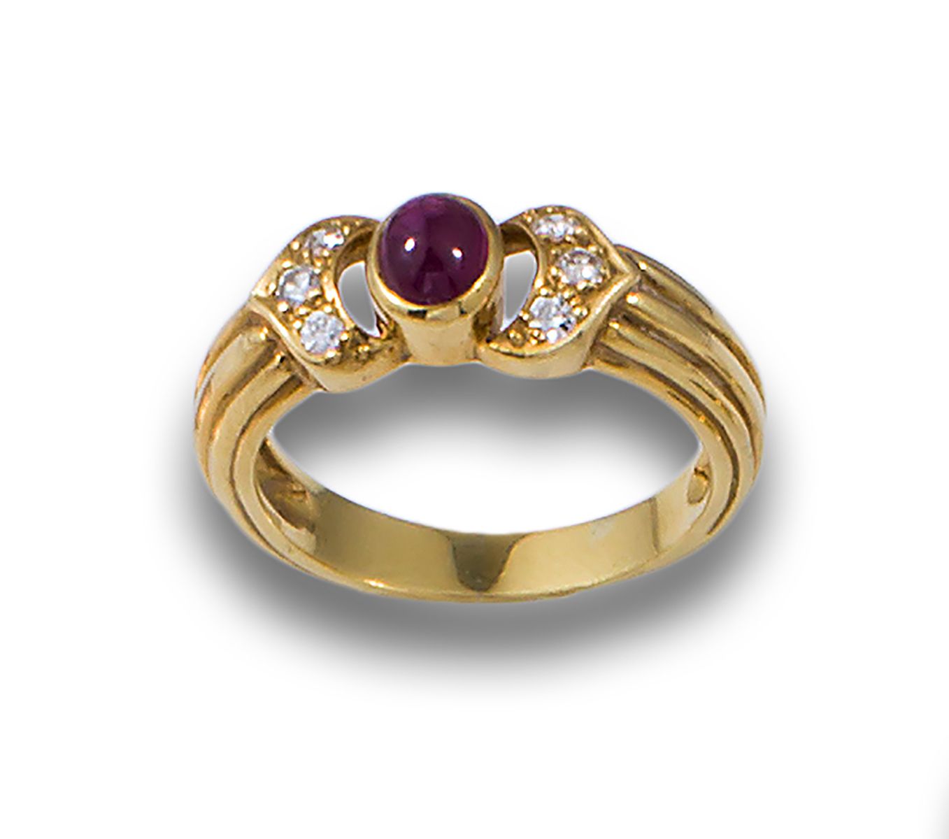 RUBY CABOCHON RING, AND BRILLIANTS, YELLOW GOLD 18K黄金戒指，中央为凸圆形红宝石，两侧为明亮式切割钻石，估计重&hellip;