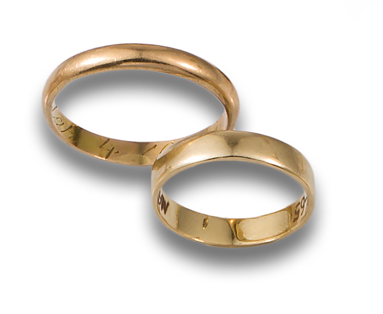 SET OF TWO YELLOW GOLD WEDDING RINGS 两个18K黄金结婚戒指。重量：7.20克。