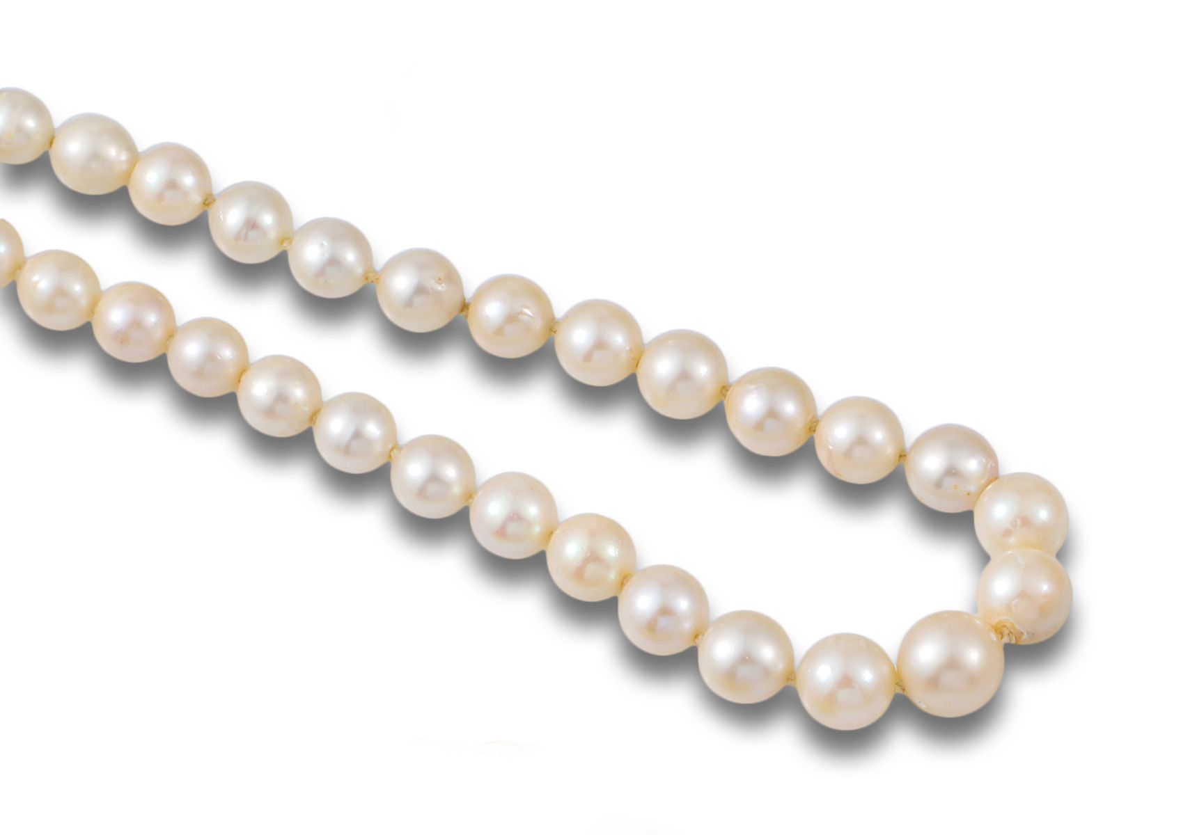 PEARL NECKLACE WITH YELLOW GOLD 由62颗养殖珍珠组成的项链，呈梯度排列，刻度为6至9毫米，配有18K黄金搭扣。