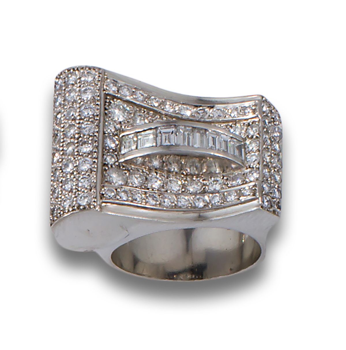 CHEVALIER PLATINUM AND DIAMONDS RING 铂金骑士戒指，包括一个镶有明亮式切割、长方形切割和卡雷式切割钻石的扣子，估计重量为4克&hellip;