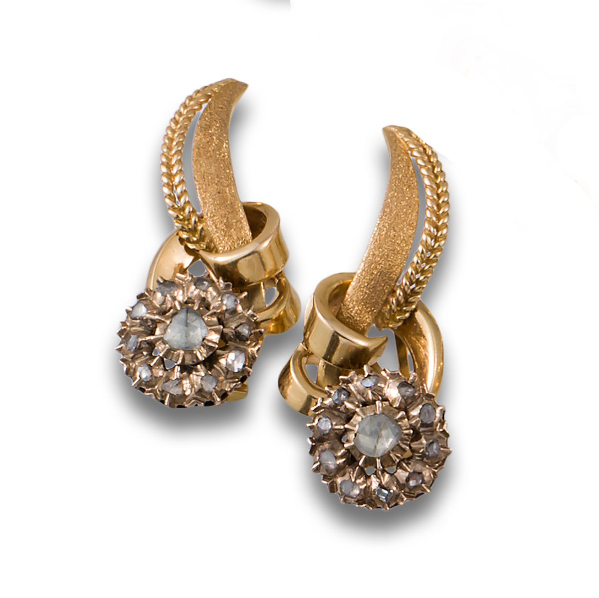 EARRINGS, 1940S, IN YELLOW GOLD AND DIAMONDS 耳环，1940年代，18K黄金，由素色和哑光黄金的叶子设计和玫瑰切割钻&hellip;