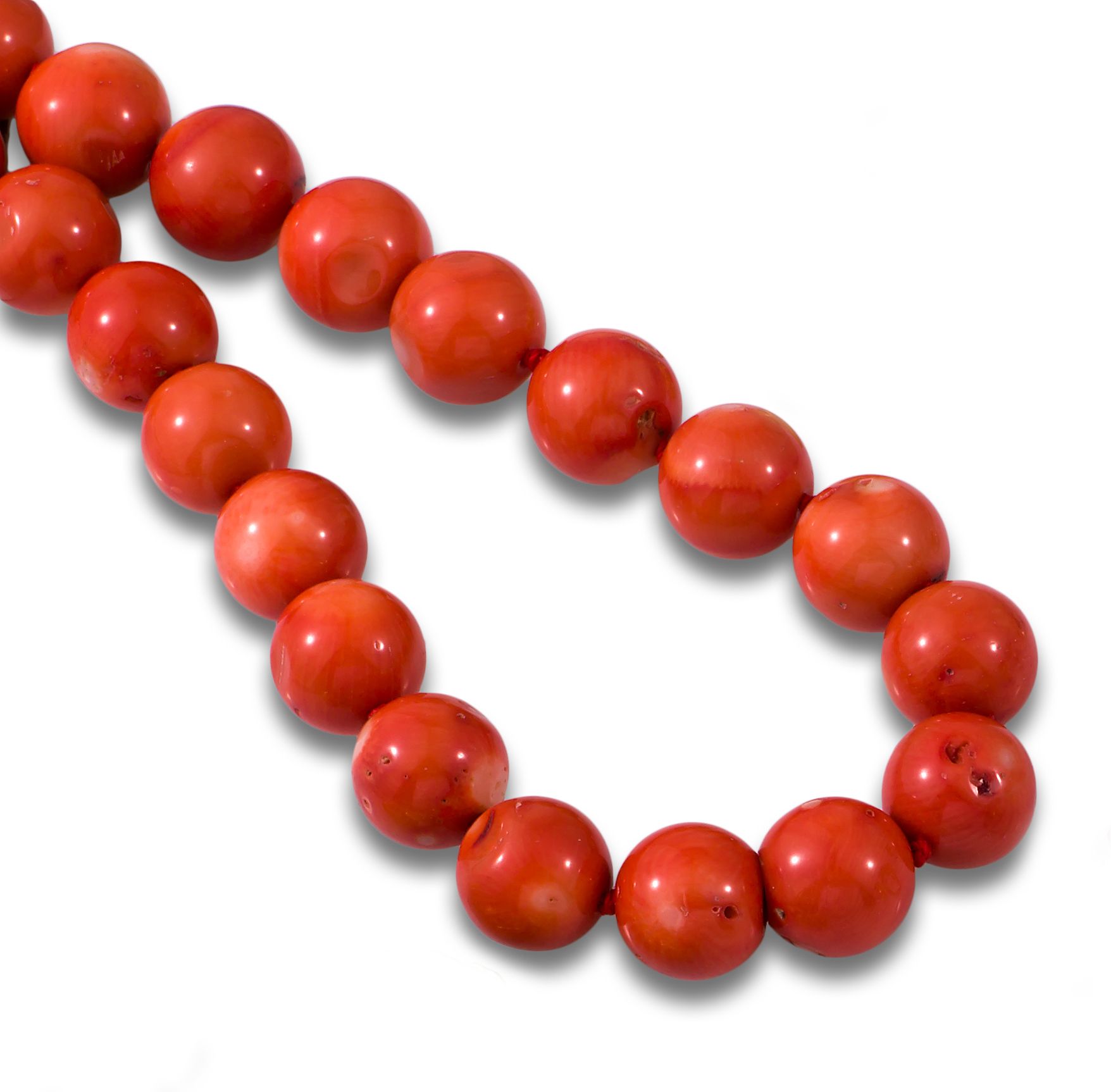 DYED CORAL NECKLACE Collana composta da 53 perle di corallo tinte con una chiusu&hellip;