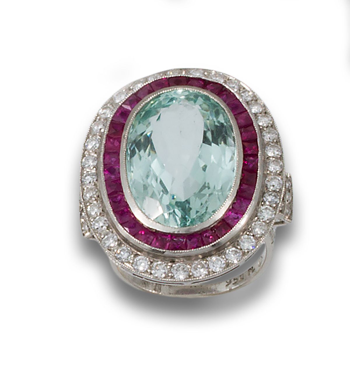 AQUAMARINE DECO RING 戒指，装饰艺术风格，中央是椭圆形切割的海蓝宝石，估计重量为12.30克拉，边上是当时典型的合成校准红宝石，以及明亮式切&hellip;