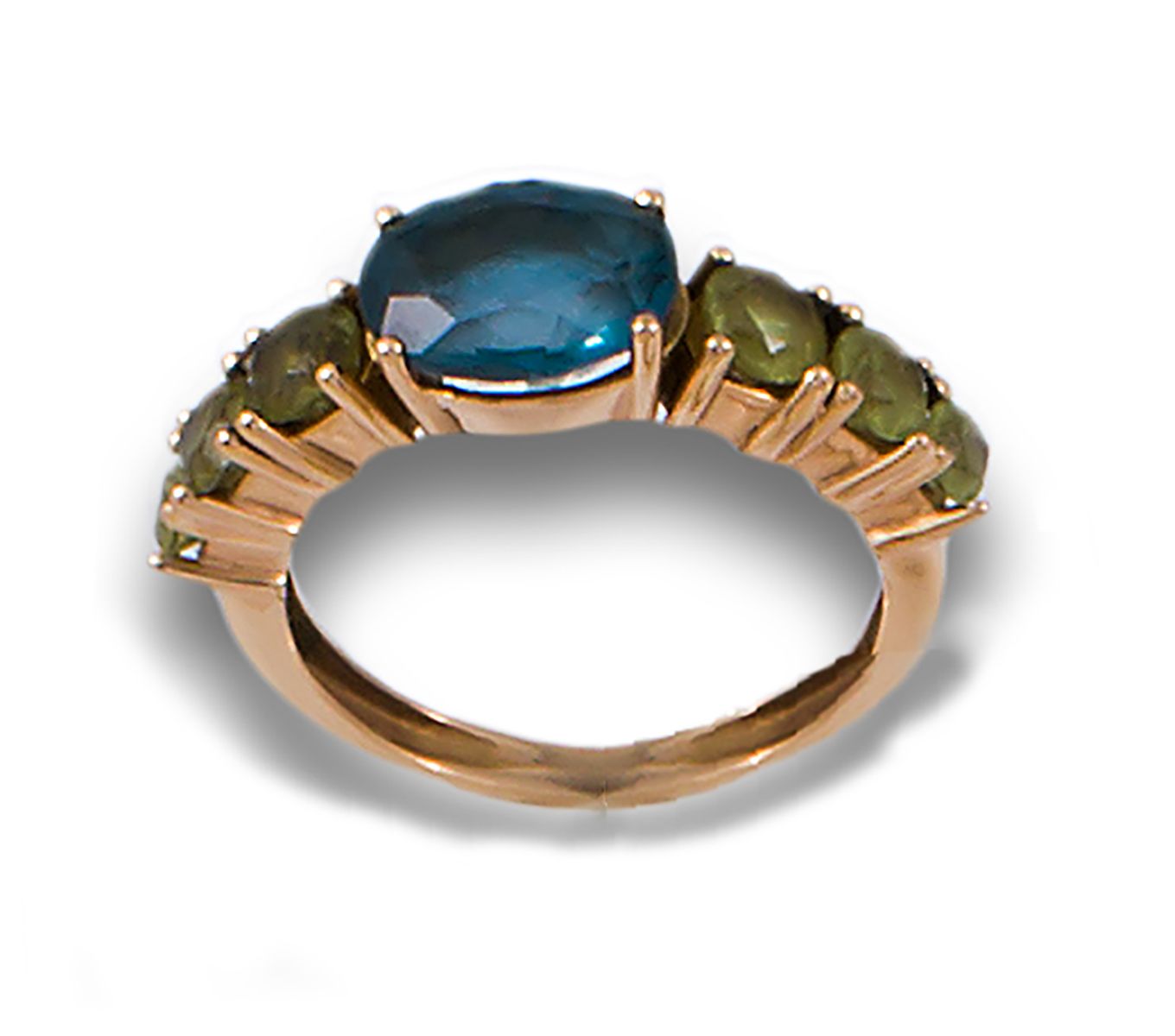LONDON BLUE TOPAZ AND PERIDOT RING, PINK GOLD 18K玫瑰金戒指，包含一颗中央的伦敦蓝托帕石，椭圆形切割，估计重量为&hellip;