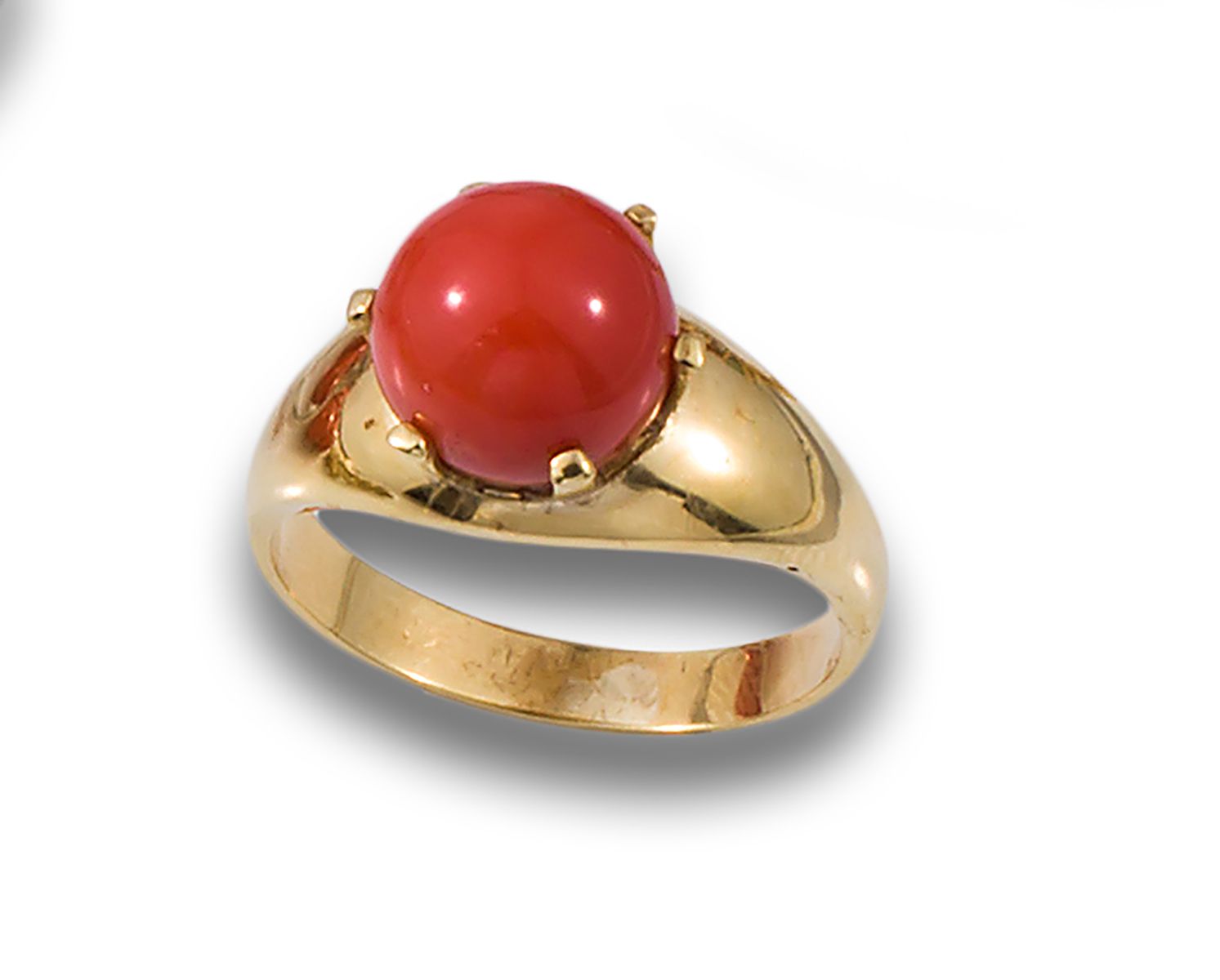 RING, 70'S, YELLOW GOLD AND CORAL 戒指，20世纪70年代，由18K黄金制成，中心为爪式镶嵌的珊瑚。