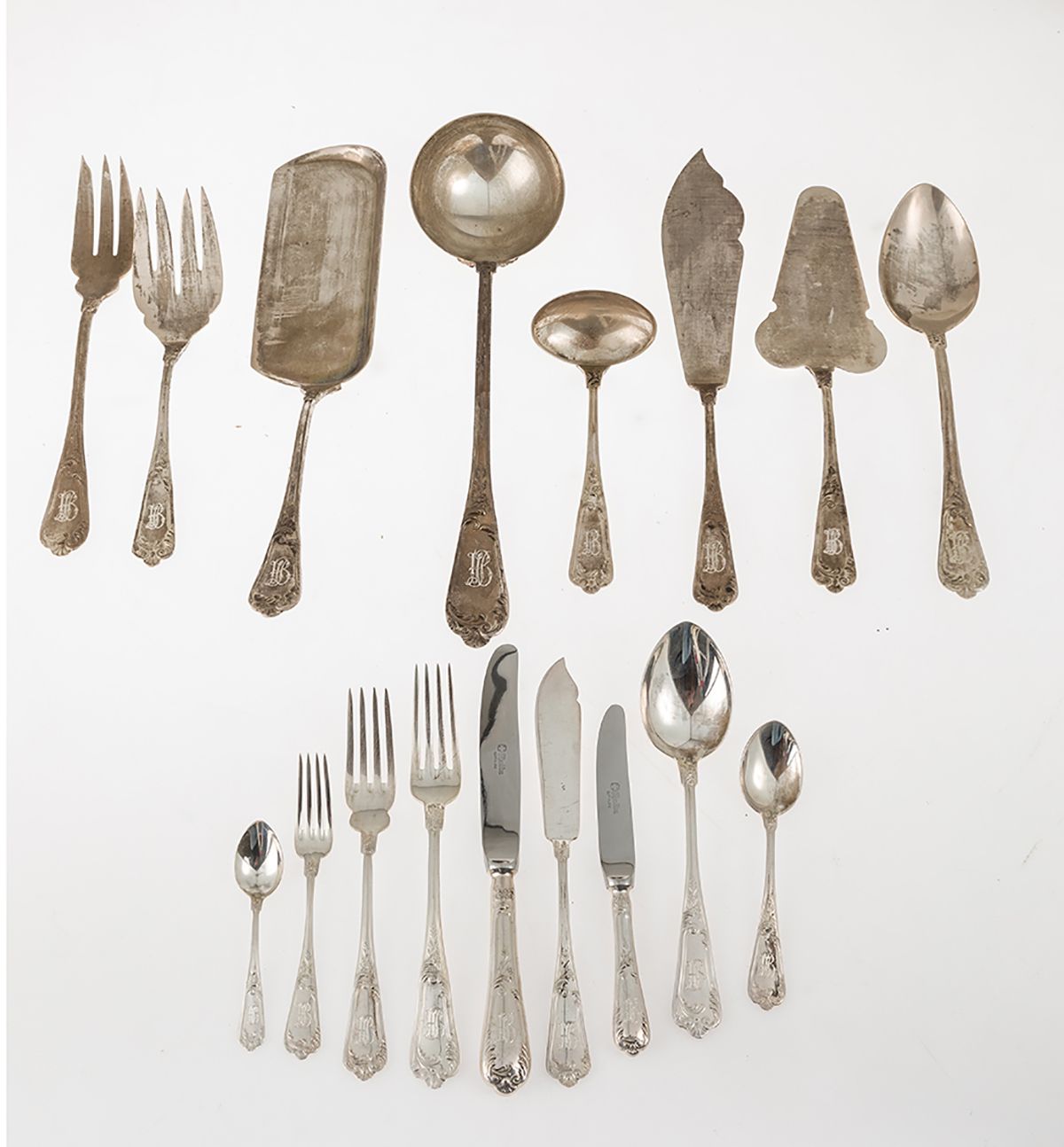 Silver cutlery with cutlery tray 对比的西班牙银质餐具Law 925，带有马耳他十字标记，植物装饰和雕刻的首字母。包括12把叉子&hellip;
