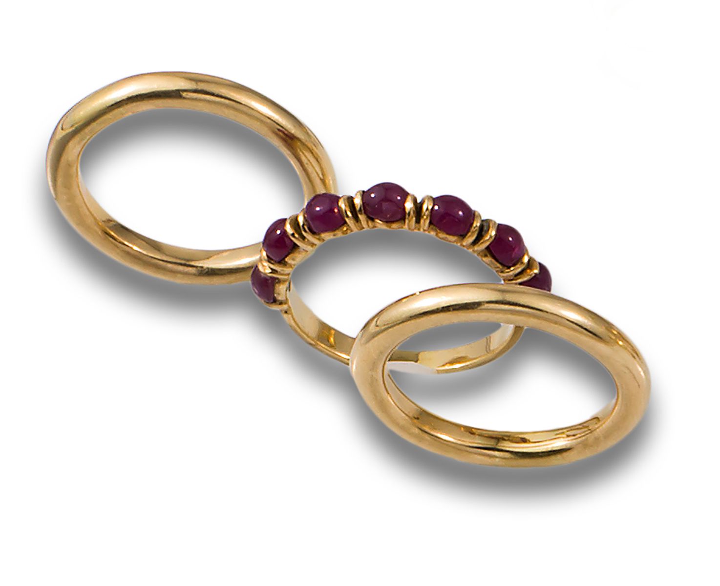 THREE GOLD AND RUBY CABOCHON RINGS 一套三个18K黄金戒指，两个普通结婚戒指和一个半结婚戒指，有凸圆形红宝石.......