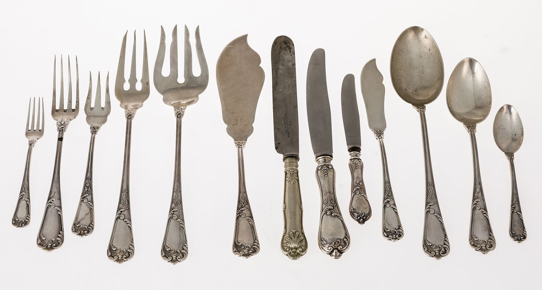 Spanish silver cutlery 西班牙916纯银餐具。手柄上有花纹装饰。 包括24把餐叉，12把餐勺，12把餐刀，11把鱼叉，12把鱼铲，12把甜&hellip;