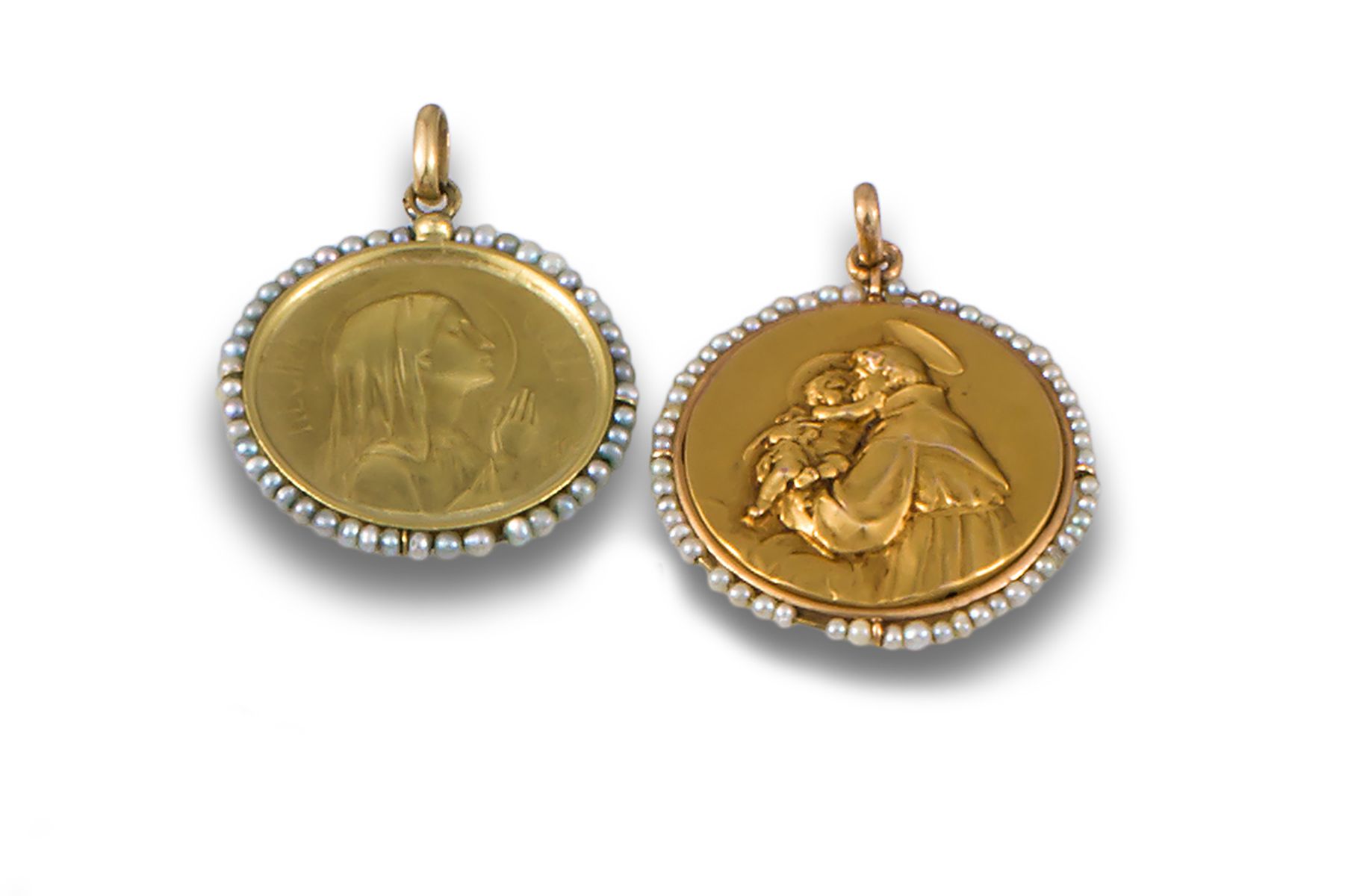 SET OF TWO PEARL AND YELLOW GOLD MEDALS 一套两枚18K黄金纪念章，带有宗教图案和珍珠边，其中一些已经丢失 .