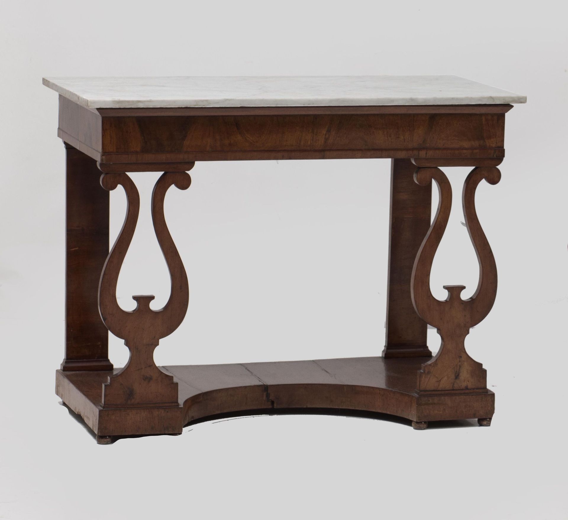 Fernandina mahogany console, Spain, med. S XIX. 有替换过的白色大理石桌面和前面的琴形腿。

 尺寸。80 x 5&hellip;