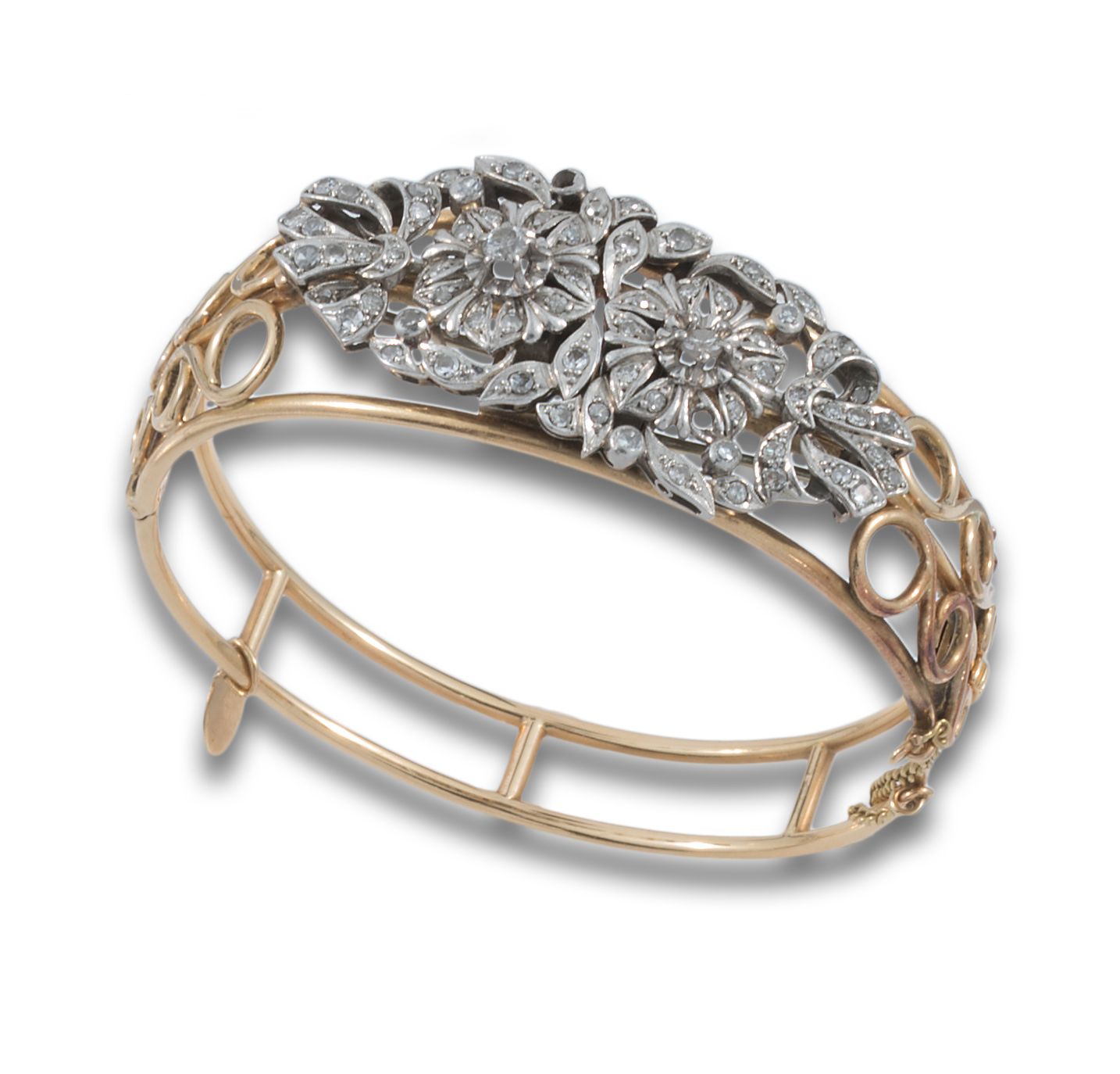 Rigid antique bracelet 刚性的古董手镯，带有可拆卸的双夹扣，由18K黄金和铂金制成，由一个镶有钻石的板子形成，古老而简单的切割。