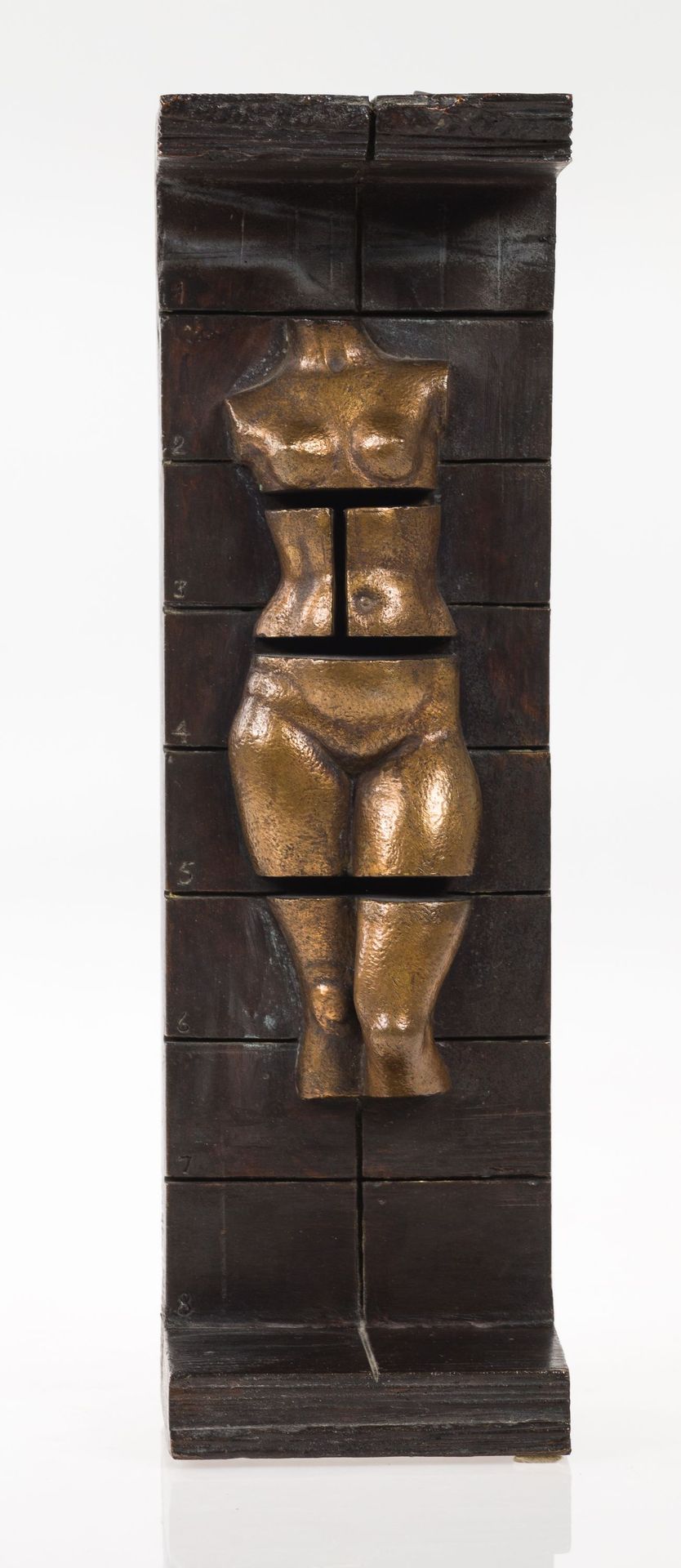 JOSÉ MARÍA SUBIRACHS 青铜雕塑。

 一面署名苏比拉赫斯。背面有铸造厂的印章。

 

 尺寸：33 x 10 x 8厘米。