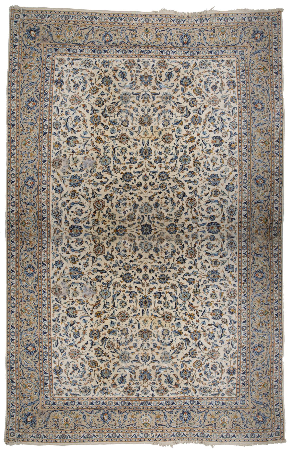 Persian hand-knotted wool rug, Kashan, mid 20th century. 蓝色和赭石色调的原野和花卉装饰。

 磨损和污&hellip;