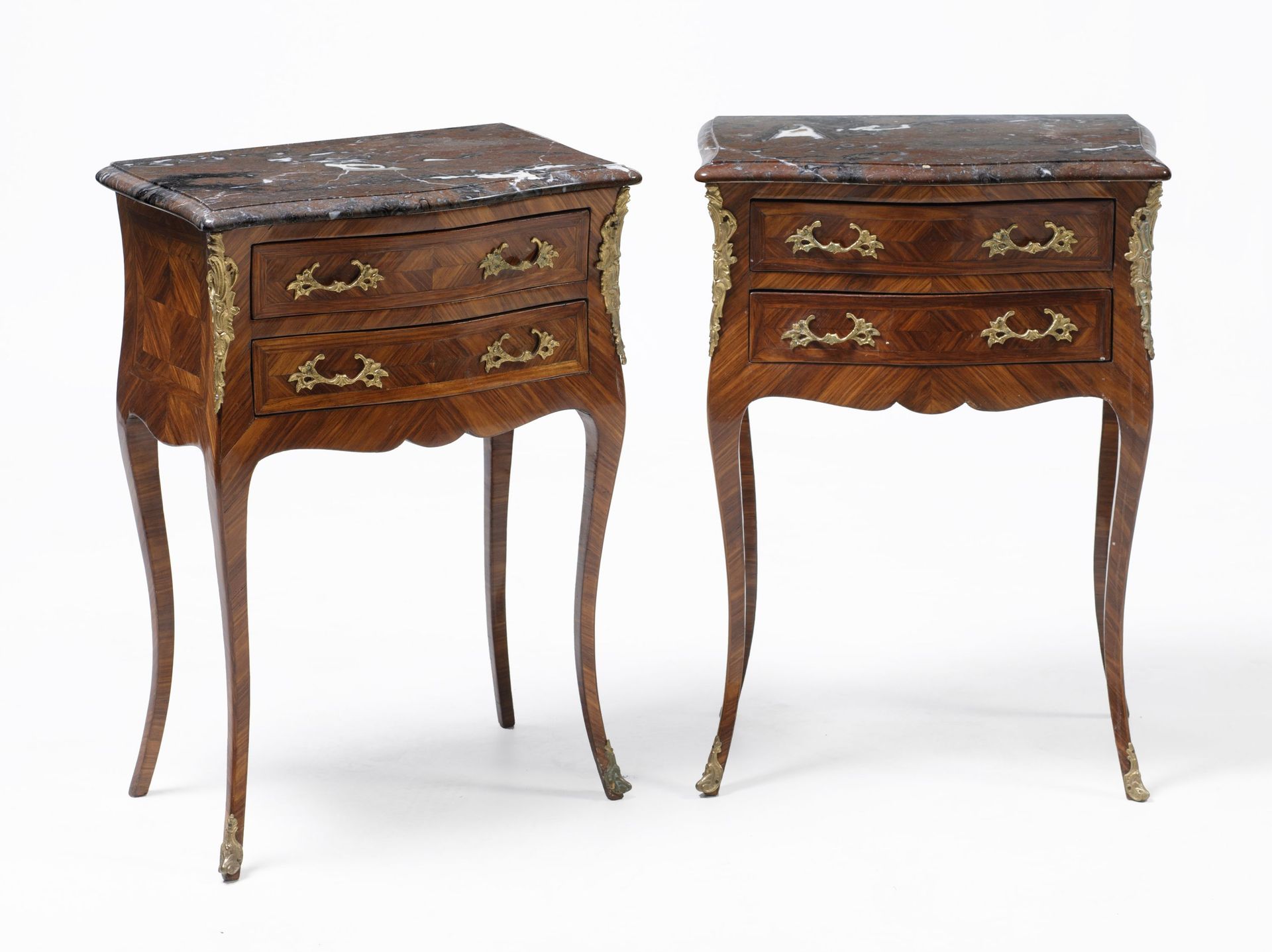 Pair of Louis XV style bedside tables, mid 20th century 由带羽毛的饰面木料制成，镀金金属框架和粉红色大理&hellip;