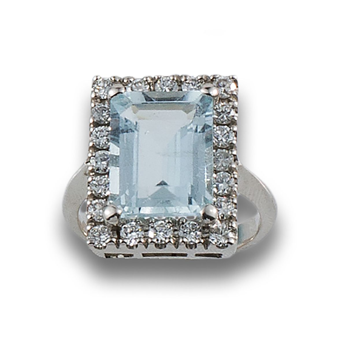 18 kt white gold rosette ring. 由中央的海蓝宝石形成，祖母绿切割，估计为5.20克拉，边上有钻石，明亮式切割。