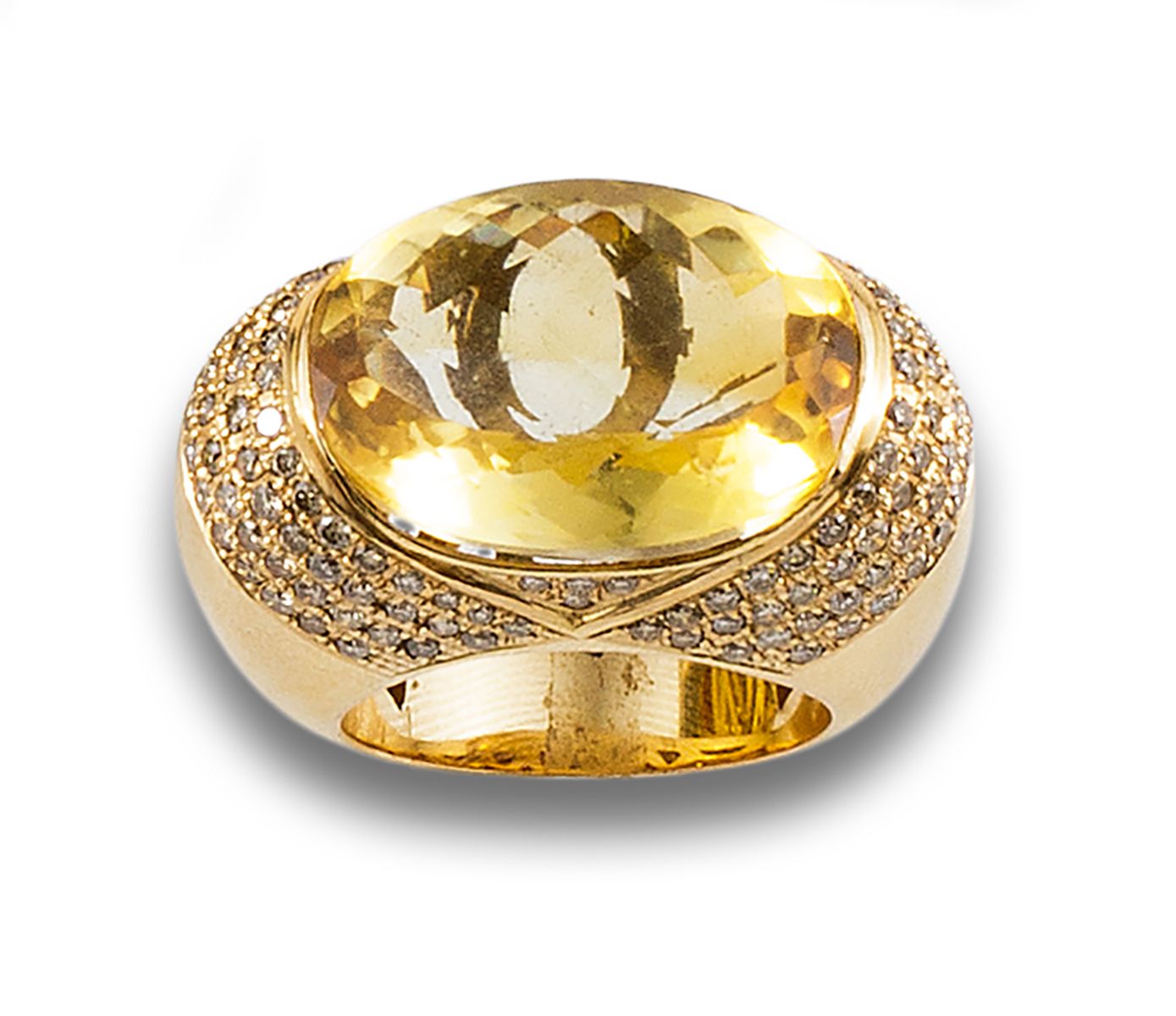 18 kt yellow gold ring. 由中央的黄水晶形成，切面为椭圆形，边缘为明亮式切割钻石，估计总重量为1.50克拉。