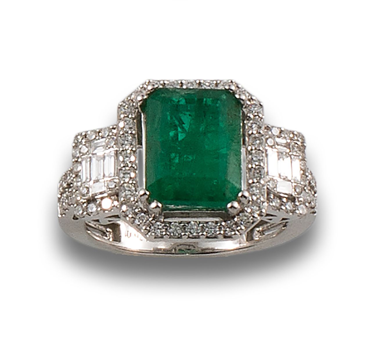 Ring, Art Deco style, 18 kt white gold. Formée par une émeraude centrale de sa t&hellip;