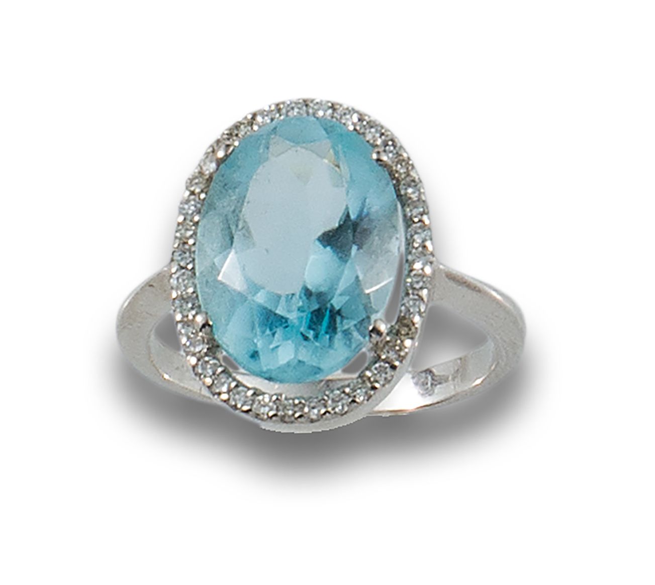 18 kt white gold rosette ring. 由蓝色托帕石形成，椭圆形切割，边上有钻石，明亮式切割。