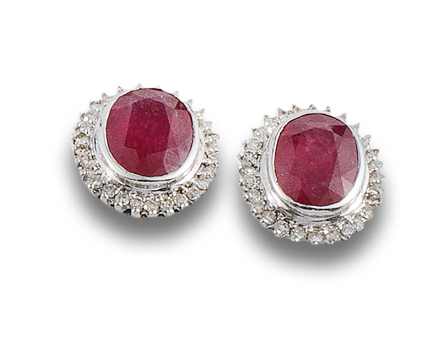 18 kt white gold rosette earrings. Collier de perles de rivière avec détails en &hellip;