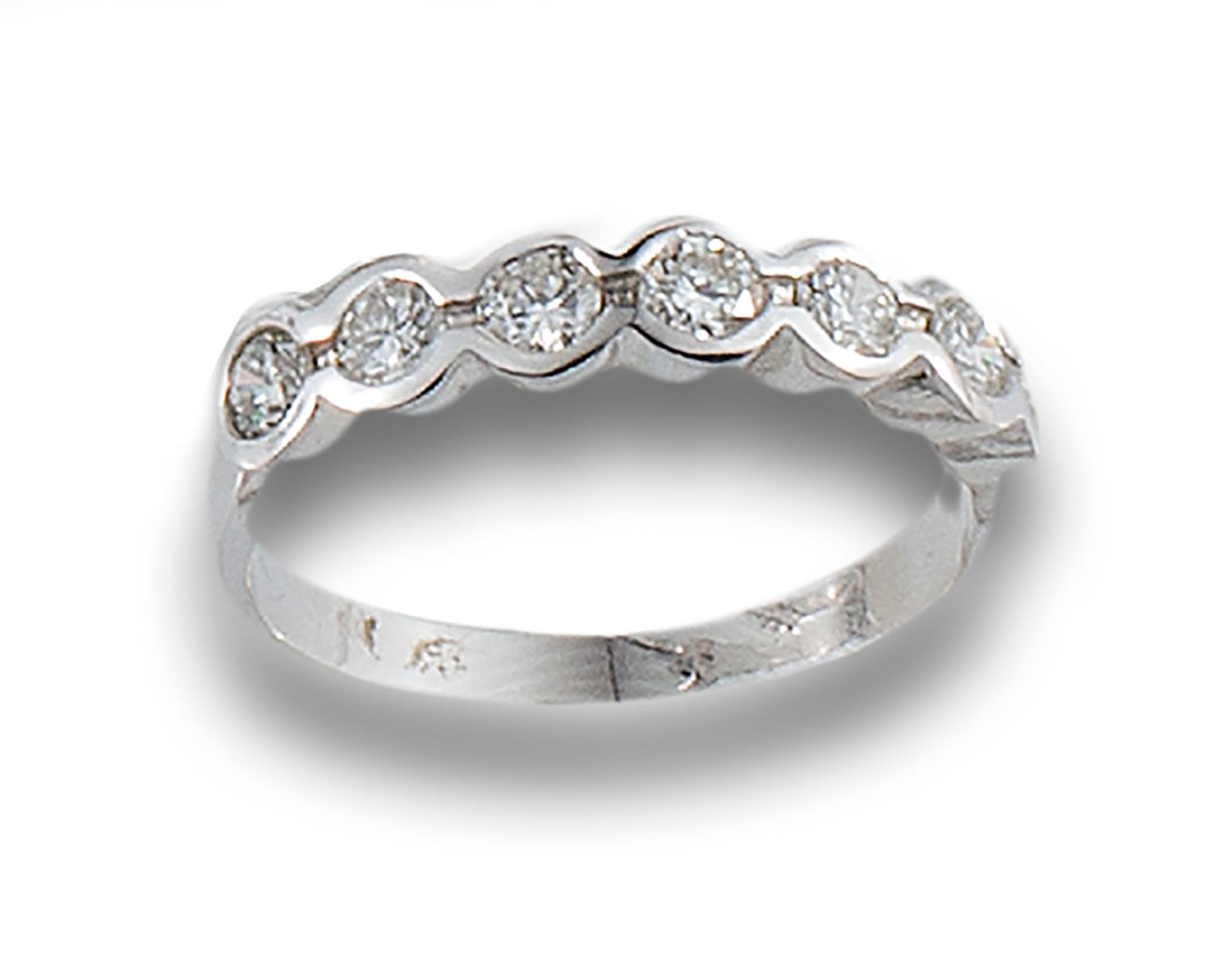 18 kt white gold half alliance ring. 18K白金戒指。由两排蜿蜒的钻石组成，明亮式切割。