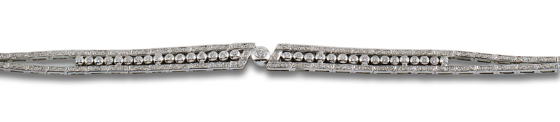 18 kt white gold bracelet. 18K白金钻石形戒指，中央镶嵌明亮型切割钻石和明亮型切割钻石（缺少一颗）。