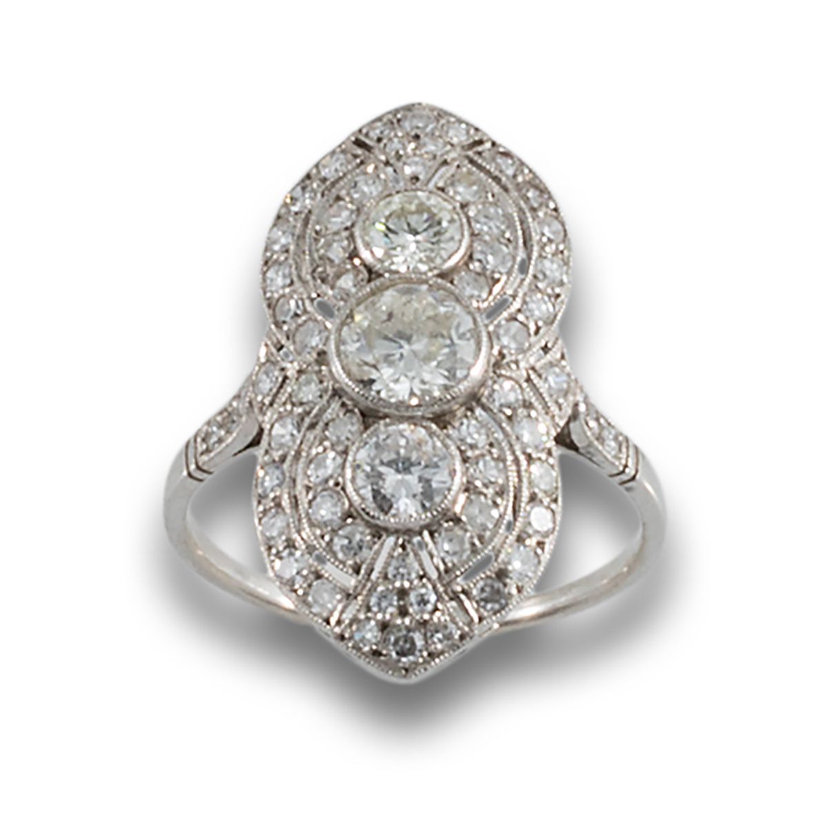 Shuttle ring, old style, platinum. 铂金戒指，中央为祖母绿切割海蓝宝石，两侧为两个圆形切割海蓝宝石。