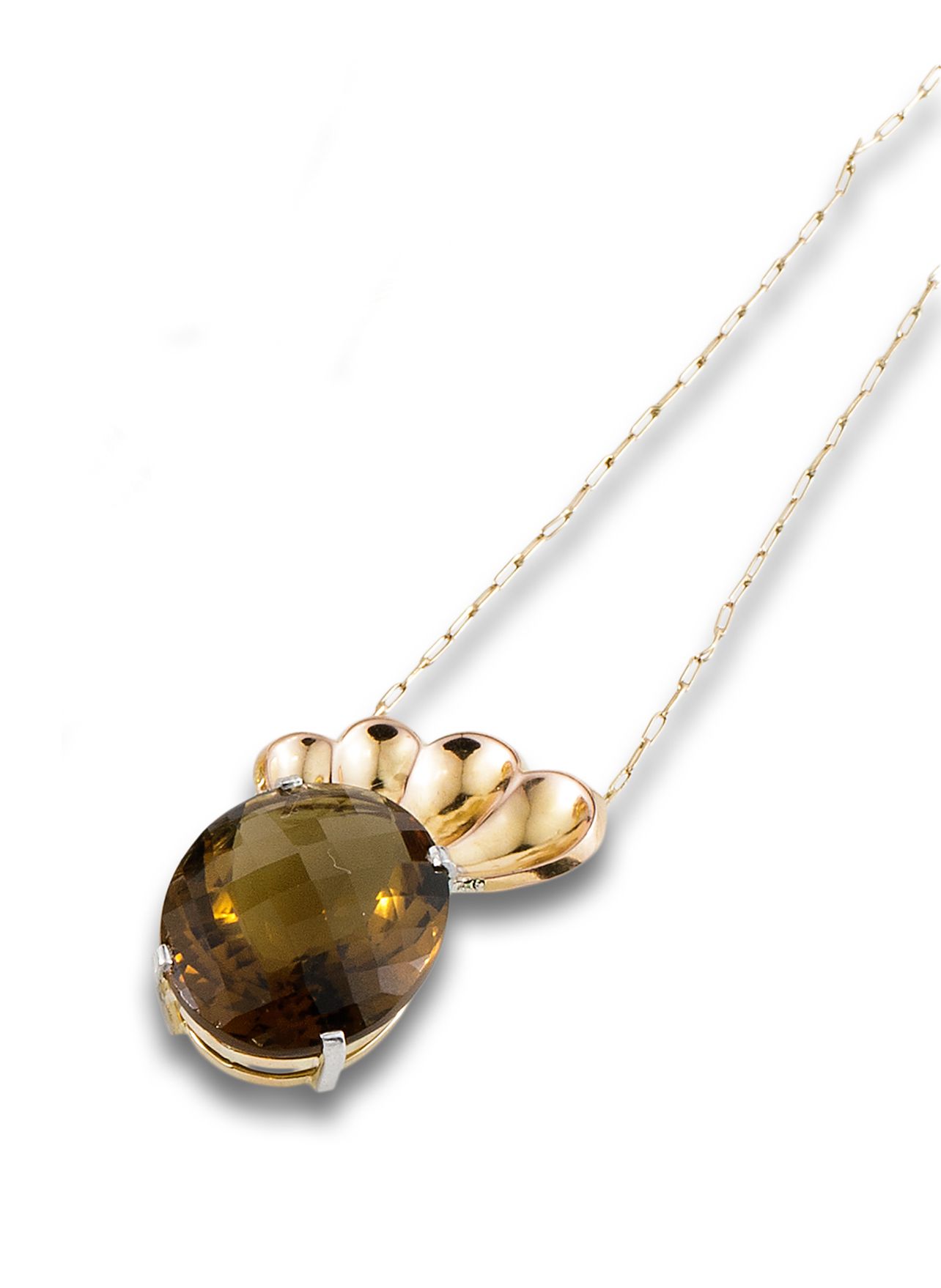 18 kt yellow gold chain and pendant. 由凸圆形烟熏石英切面形成，并带有多棱镜装饰。