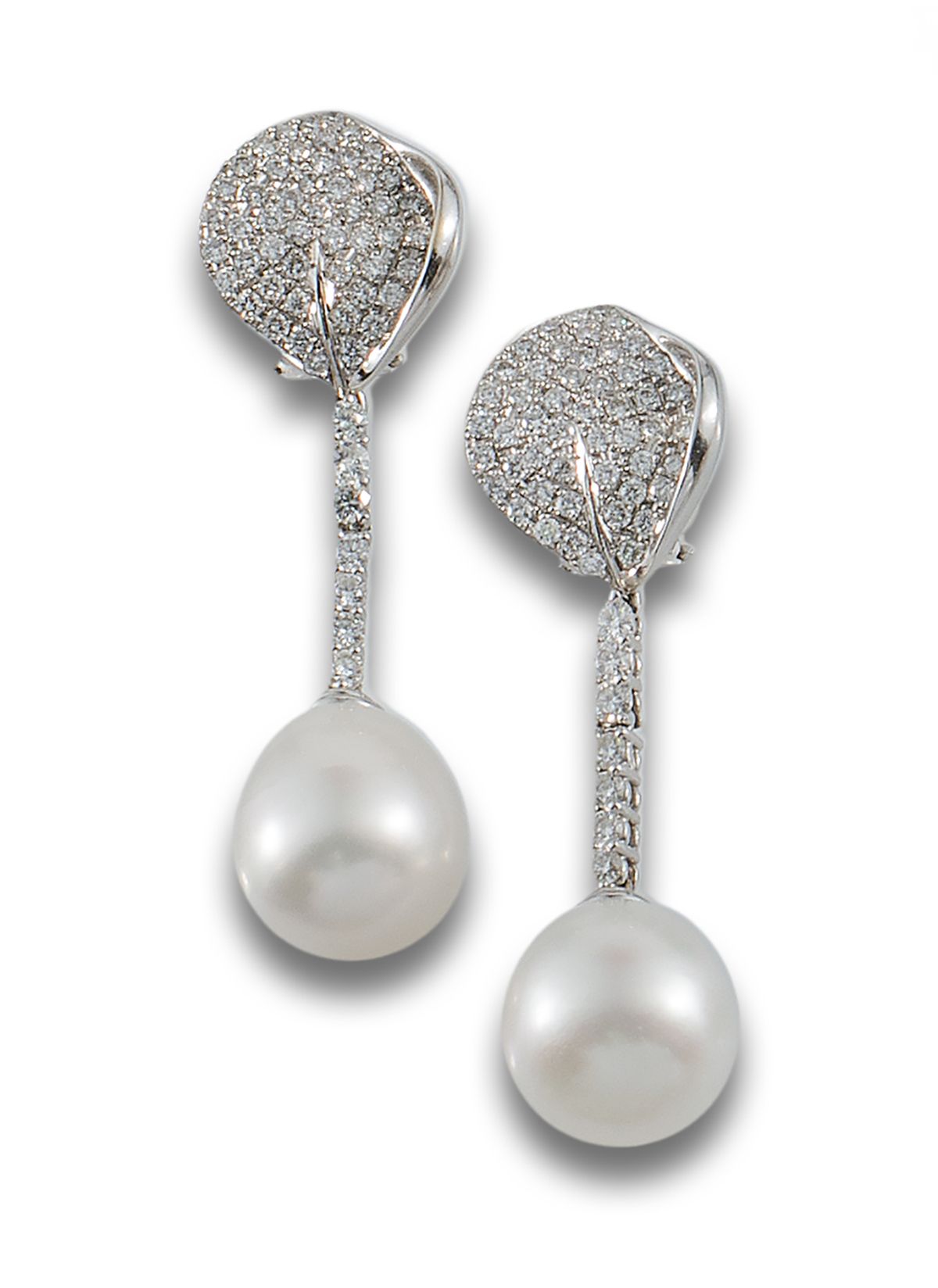 Long 18 kt white gold earrings. Longues boucles d'oreilles en platine de style "&hellip;