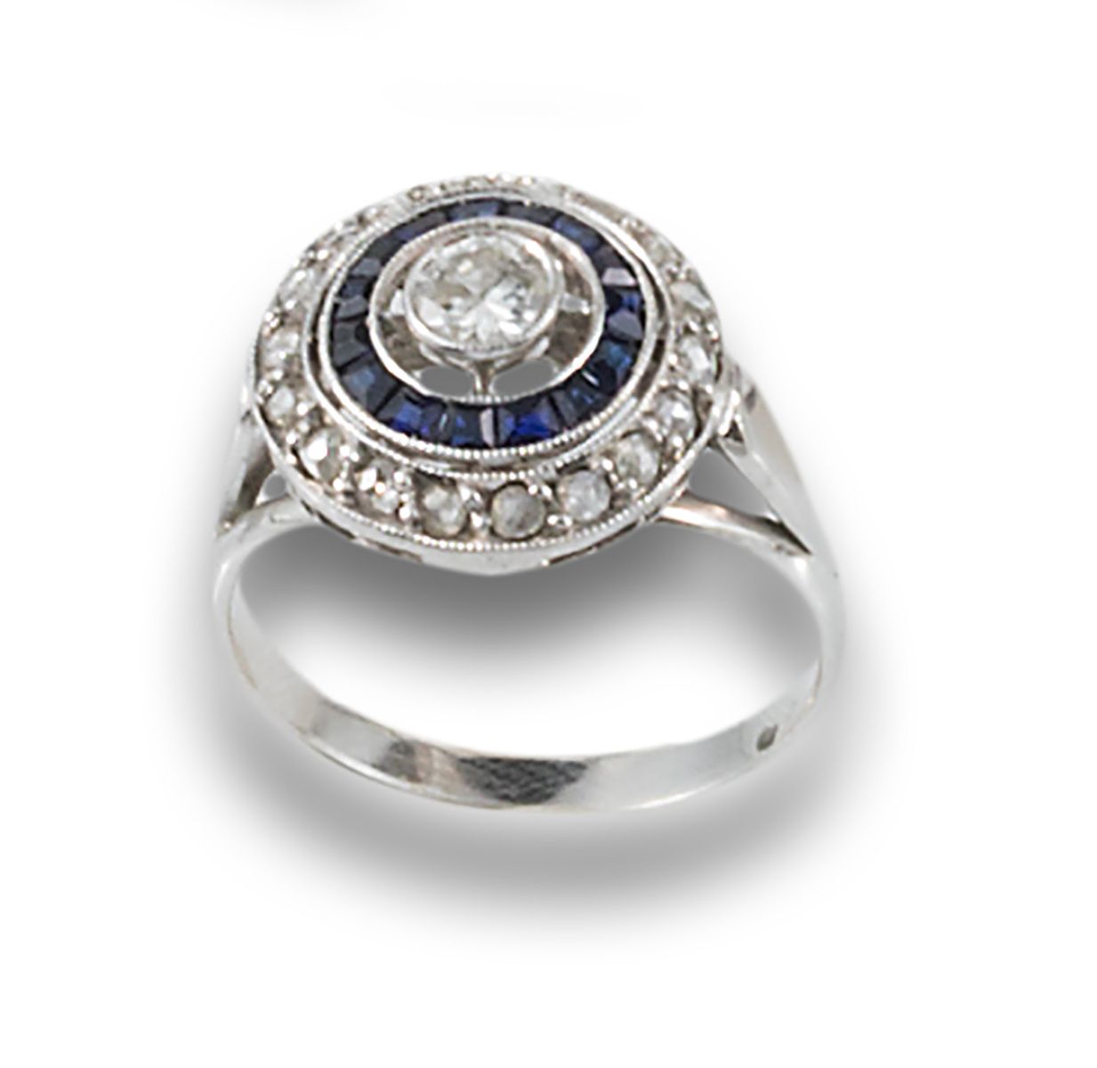 18 kt white gold partridge eye ring. Formé par un diamant central, taille ancien&hellip;
