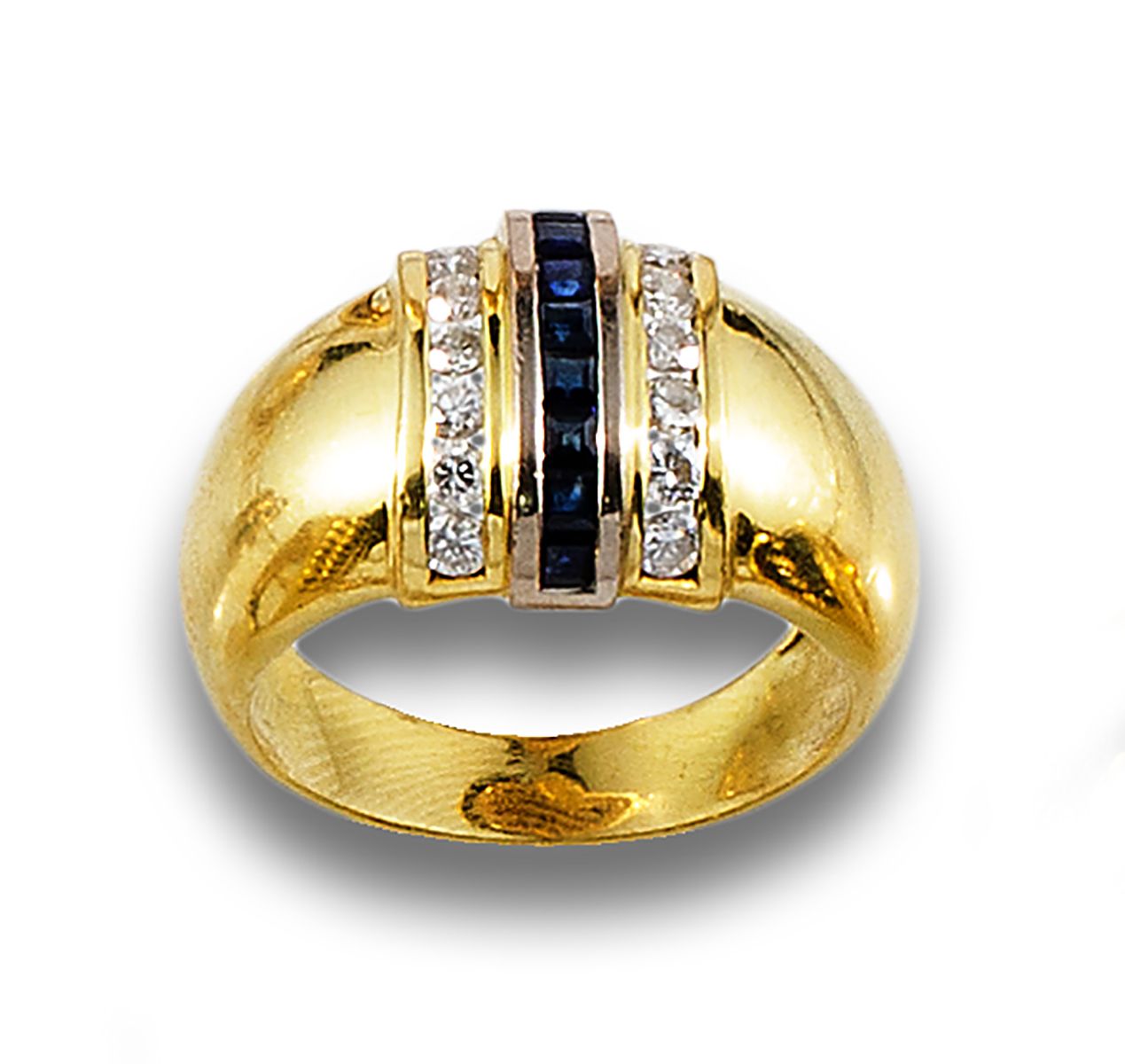 Bombé ring, 1980s, in 18 kt yellow gold. 由中央一排校准的蓝宝石和两边的明亮式切割钻石构成。轨道设置。重量：7.9克。