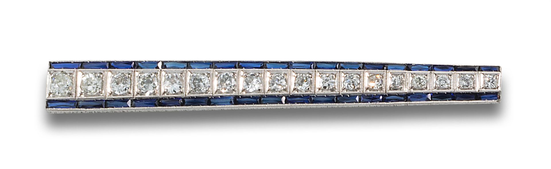 Platinum Art Deco pin. 由中央一排老式切割钻石和两排横向校准的合成蓝宝石组成。