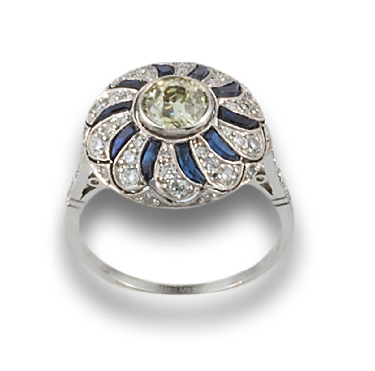 Ring, old style, platinum 由一颗中央的钻石形成，旧式切割，估计为0.70克拉，镶嵌在查顿中。钻石边框，明亮式切割和蓝宝石刀片。