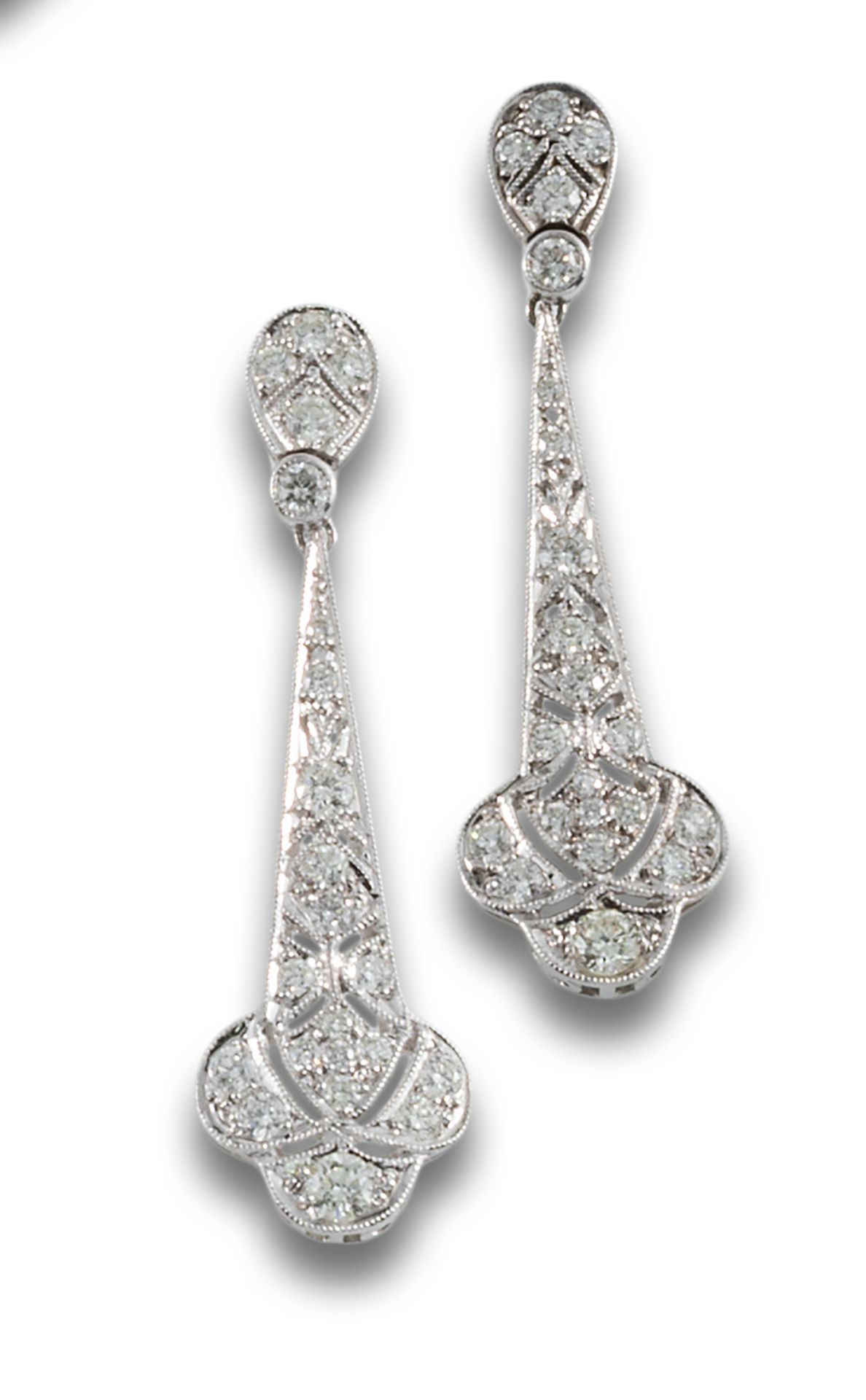 ART DECO STYLE LONG EARRINGS IN DIAMONDS AND PLATINUM 长形耳环，老式，铂金，由钻石组成，明亮式切割，呈裂片&hellip;