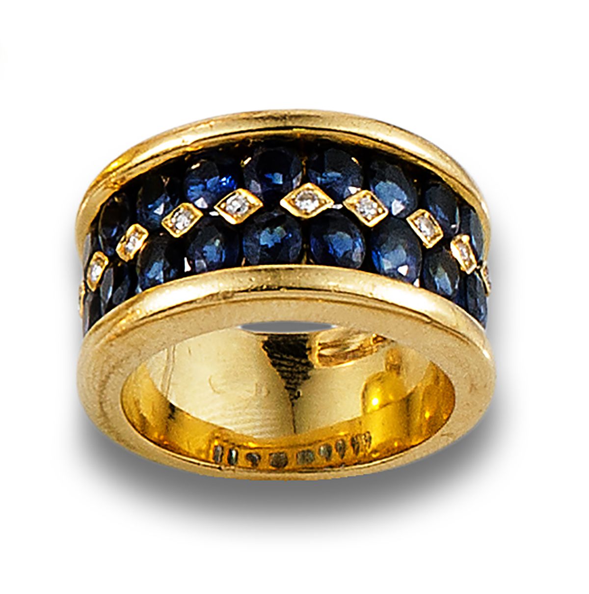 Wide ring, 1980s, in 18 kt yellow gold. 由两排蓝宝石组成，椭圆形切割，钻石中心，明亮式切割。