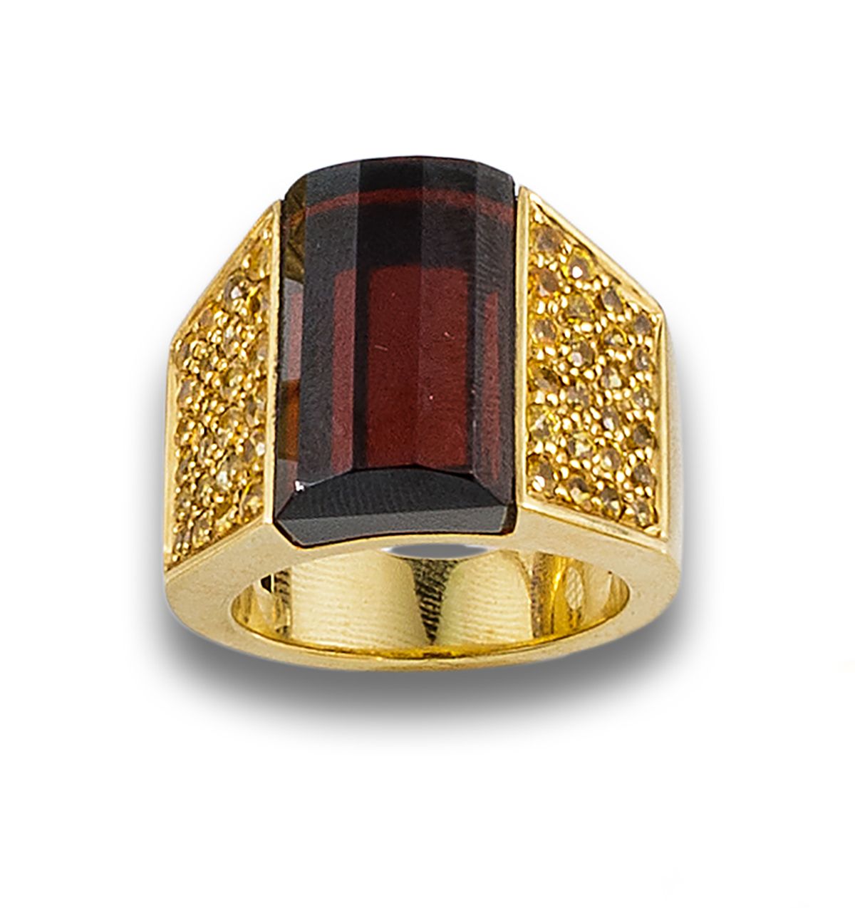 Large signed VASARI ring in 18 kt yellow gold. Formed by a central faceted garne&hellip;