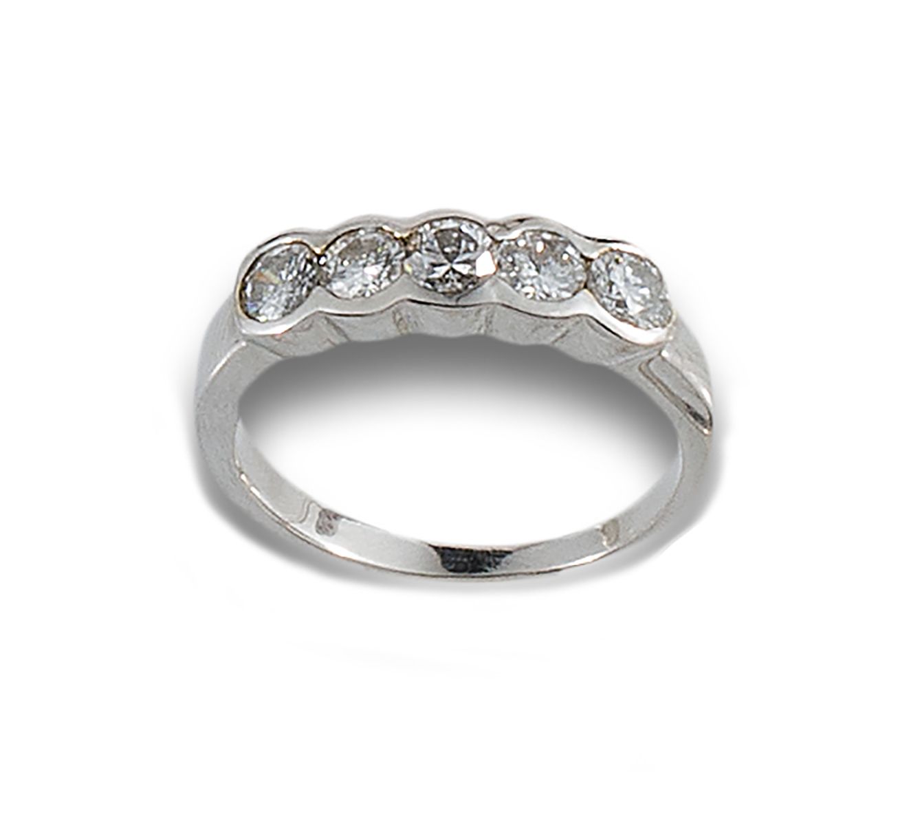 Cinquillo ring in 18 kt white gold. 由法国玫瑰和合成红宝石形成的你和我铂金戒指。