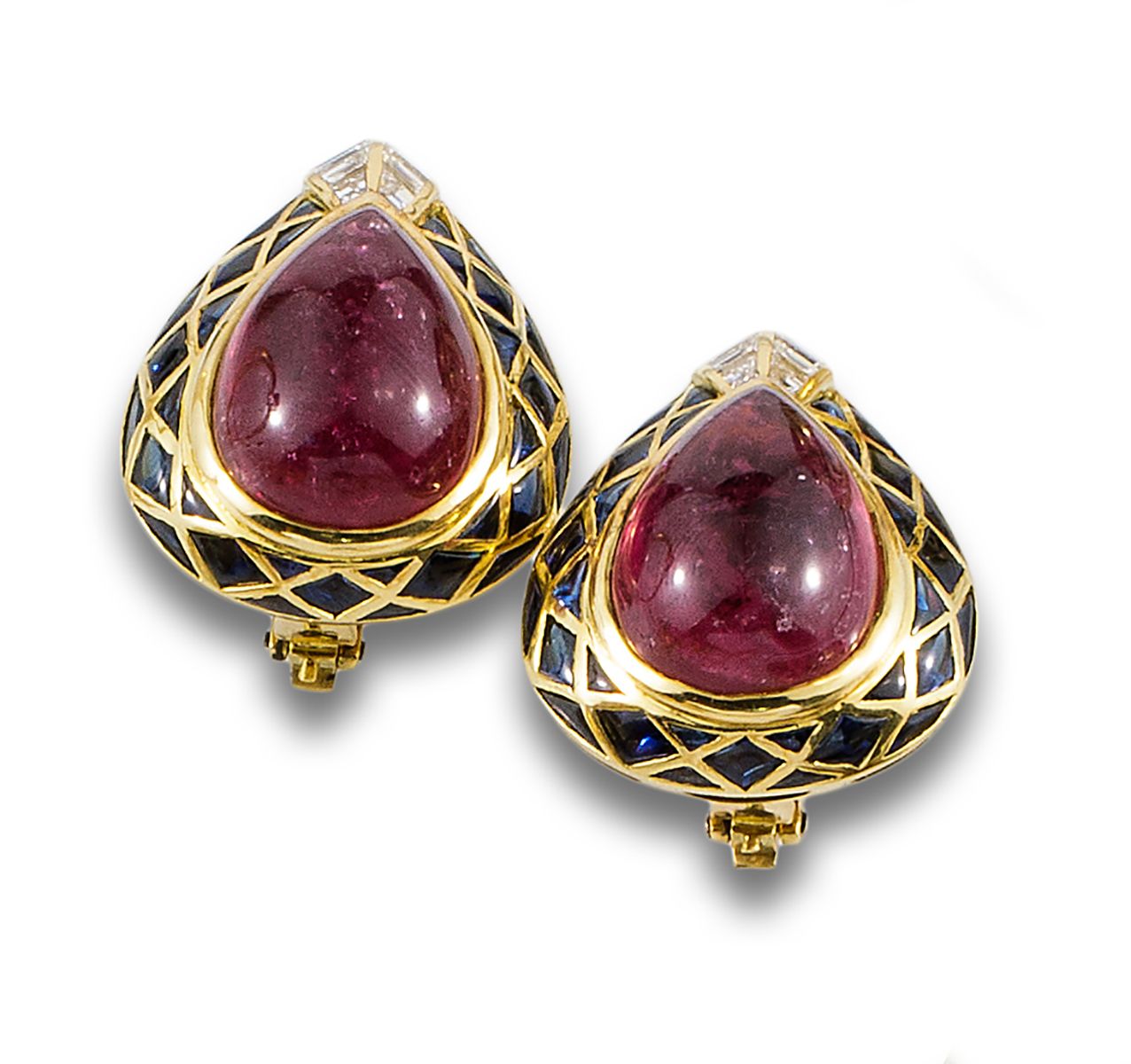 18 kt yellow gold earrings. Formed by centers of pear tourmaline cabochons, edge&hellip;