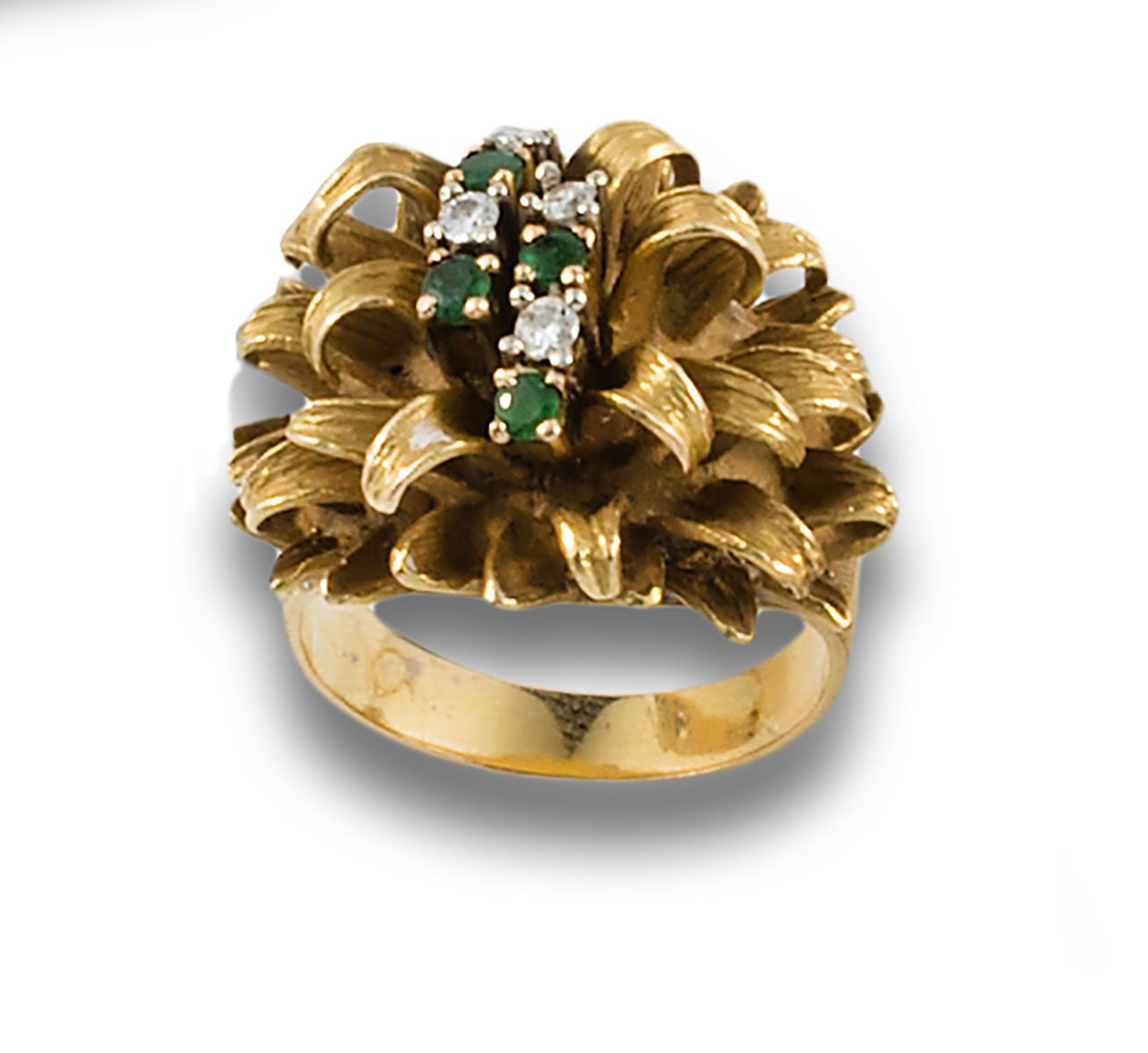 Flower ring, 1960s, 18 kt yellow gold. 中央有钻石和绿色玻璃的细节。重量：12.10克。