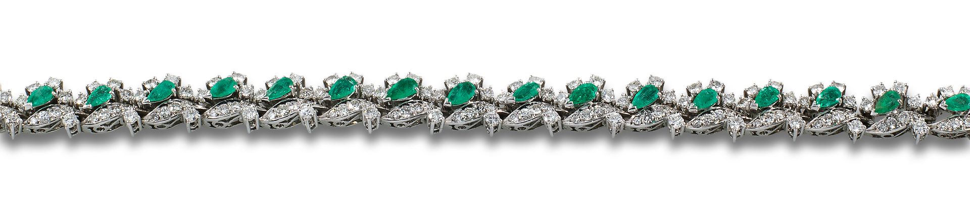 Platinum bracelet, 1960s. 几何形状，祖母绿中心，梨形切割，镶嵌在爪子上，钻石边框，明亮式切割，在不同的高度上，镶嵌在爪子和纹理中。铰接&hellip;