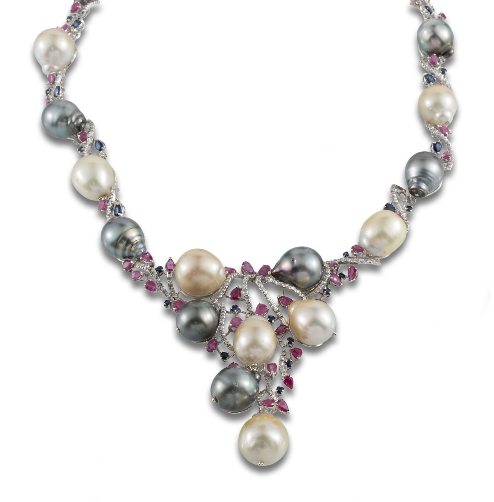 18 kt white gold necklace. 由一串略带巴洛克风格的金色和大溪地澳大利亚珍珠以及由梨形切割的红宝石和圆形及梨形切割的蓝宝石组成的花纹细节&hellip;