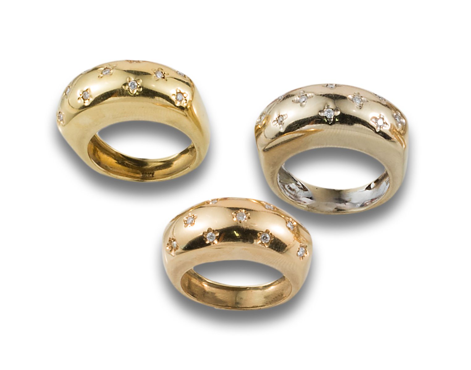Set of three rings in 18 kt pink, yellow and white gold. 由蓝色玛瑙珠子制成的双袖扣，带有蓝宝石的细节，&hellip;
