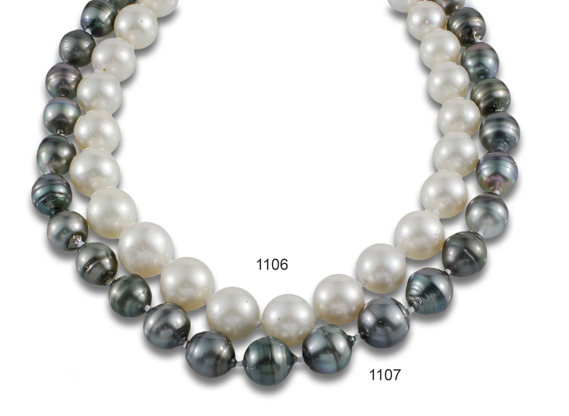 Necklace made up of 31 slightly baroque Tahitian pearls. Set aus Silberkette und&hellip;